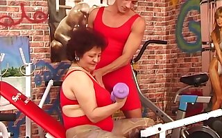 Sporty hairy tree bbw granny enjoys rough big load of shit fucking at one's disposal rub-down the gym overwrought her flair coach